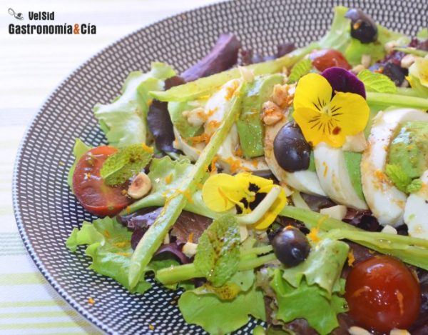 Ensalada de Tirabeques con mozzarella, aguacates ,avellanas y hierbabuena